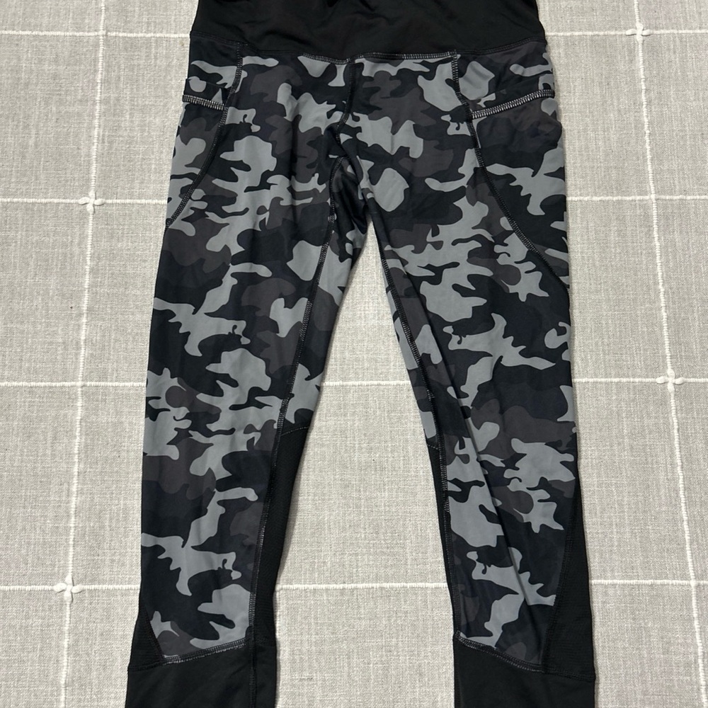 Active Life size medium petite - Black and Gray camo